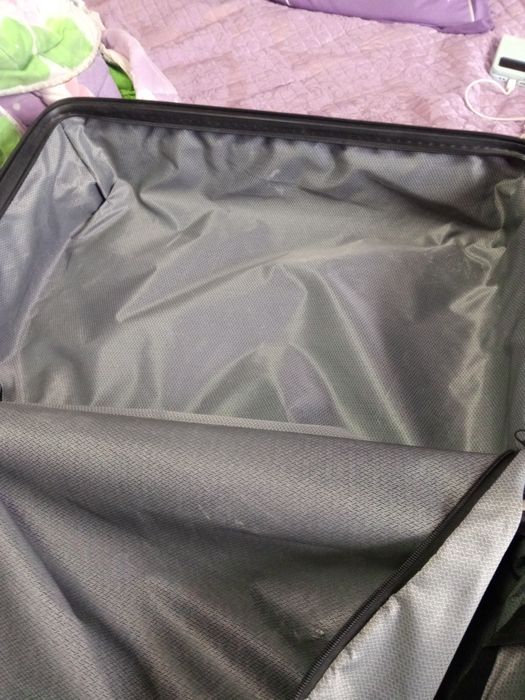 Продам серебристый чемодан