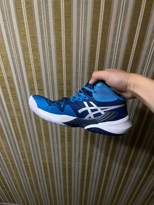 Продаю Асикс кроссовки