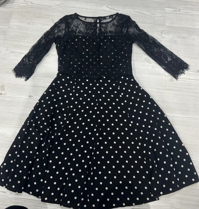 Rochie neagra cu mâneci din dantelă