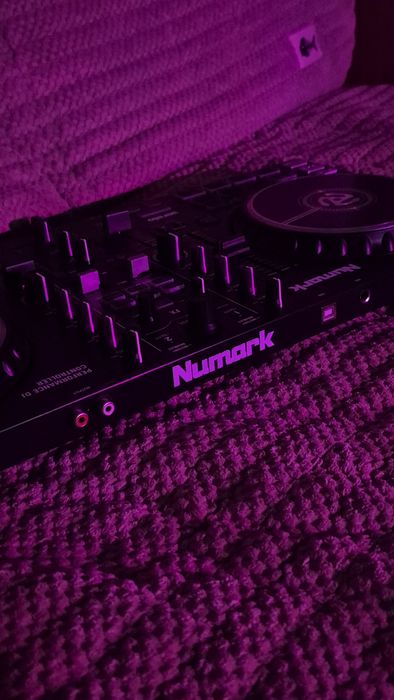 DJ контроллер Numark MIXTRACK

PRO FX