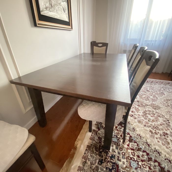 Продам стол без стульев для гостиной