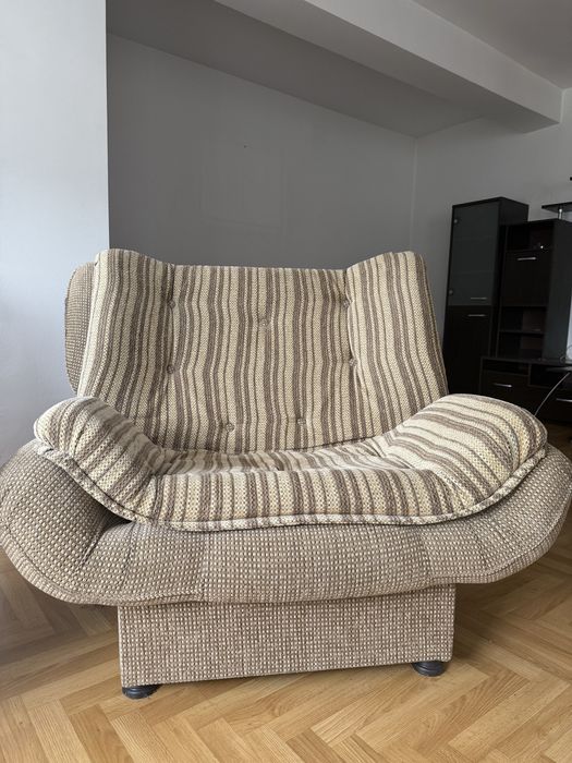 Диван с две кресла и две табуретки