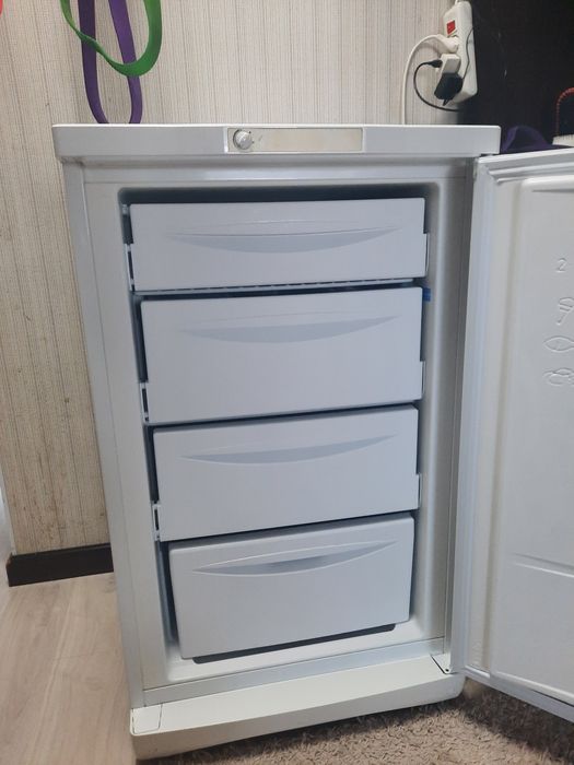 Морозильник Indesit SFR 100.