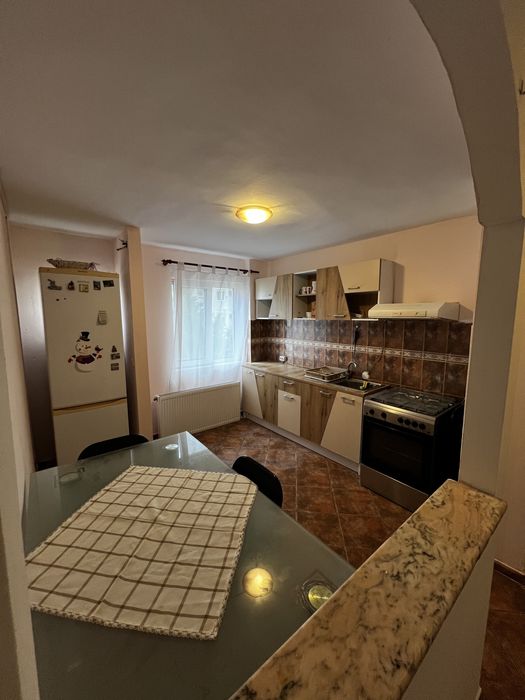 Inchiriez apartament 3 camere semi-decomandat