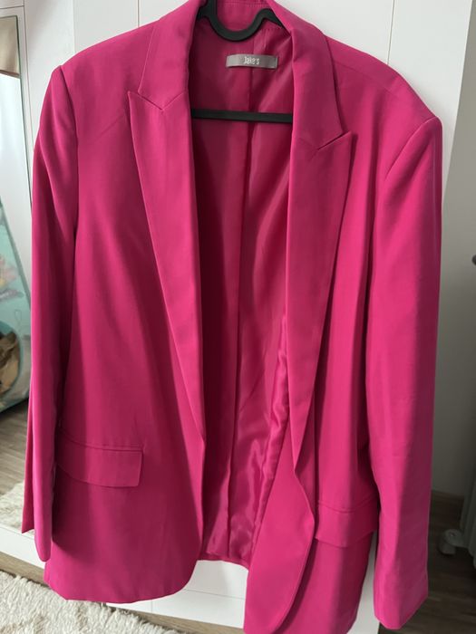 Стилен Костюм Jakes  . Обличан веднъж . Като нов.