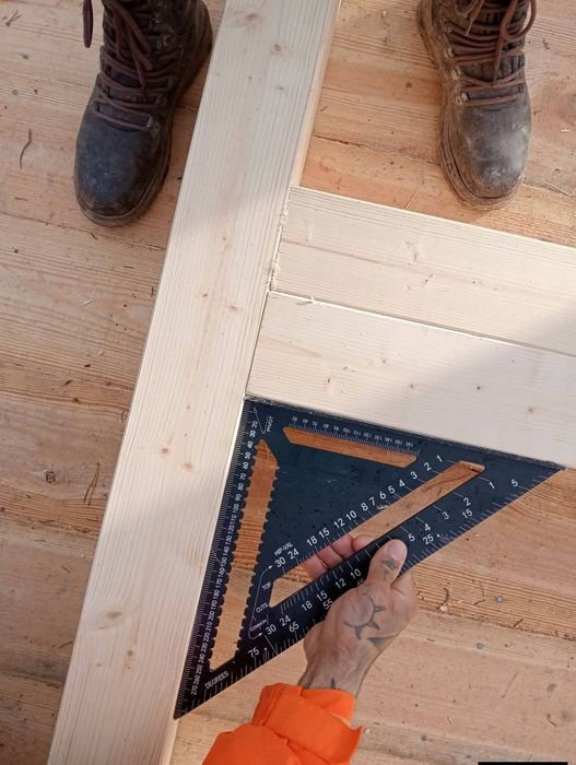 Vindem case de lemn cu două dormitoare baie bucătărie și living