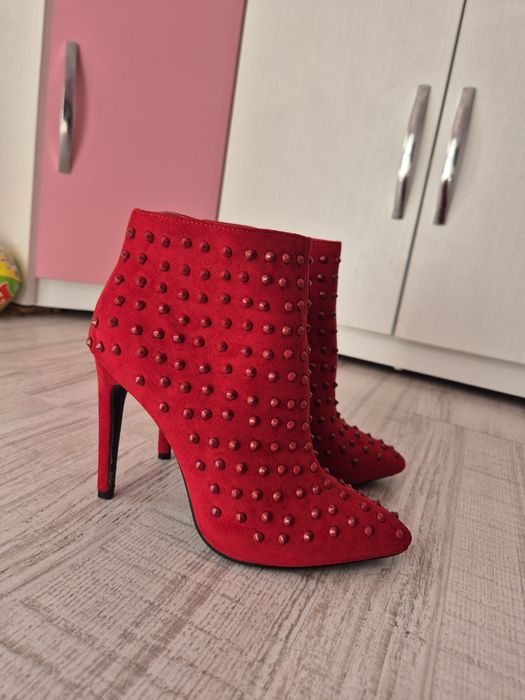 Дамски боти с капси