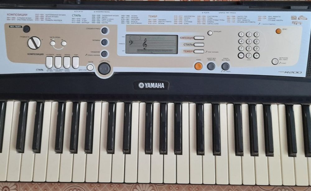 Синтезатор YAMAHA PSR-R200