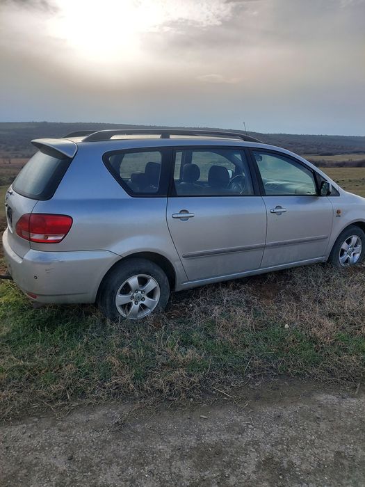 Vând toyota avensis verso, masina este radiată !