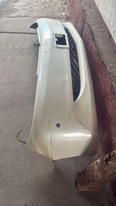 Продам передний бампер Toyota Estima 2006