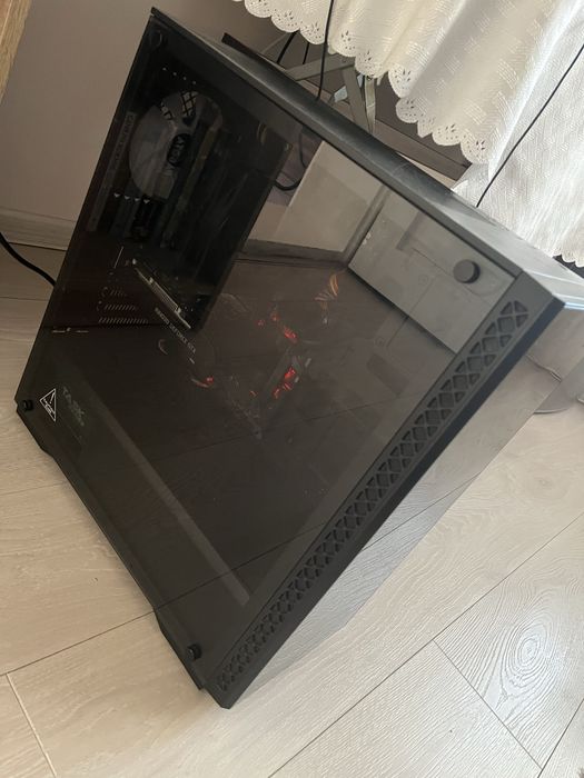 Геймърски компютър с каса на Deep Cool