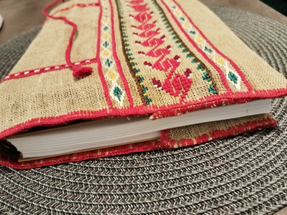 Нова подвързия/ Калъф за книга ръчно бродирана 100% суров лен