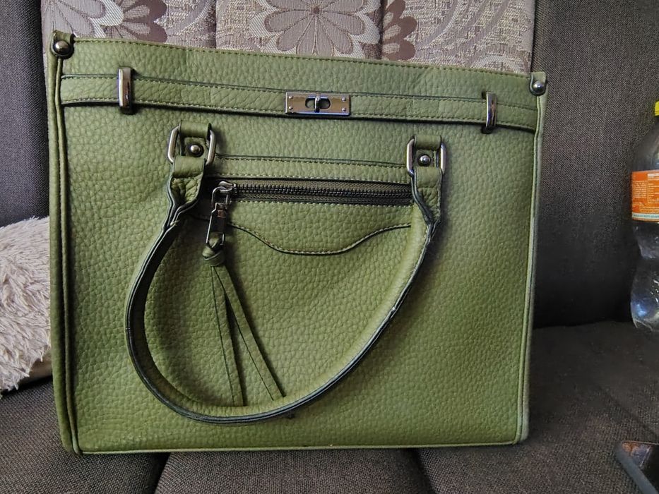 Vând geantă nouă nefolosita verde măslină