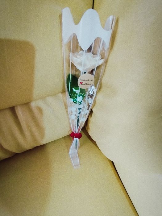 Trandafiri satin realizați manual