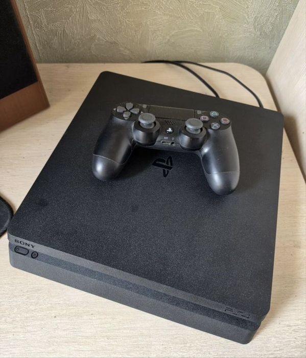 Продам PS4 slim 1 TB