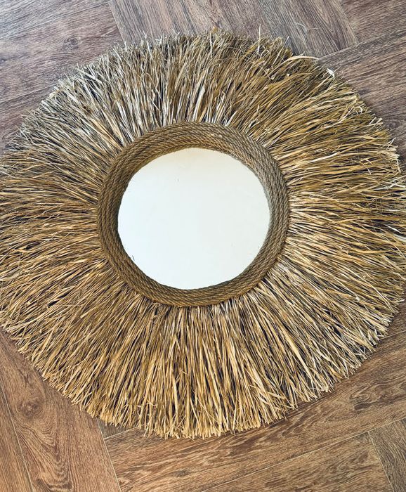 Огледало с рамка от естествена рафия – бохо акцент с характер!