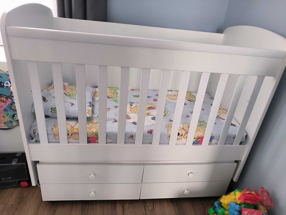 Дървена кошара+ матрак+протектор +въртележка