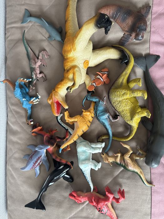 Динозаврики, за все 2000 тг