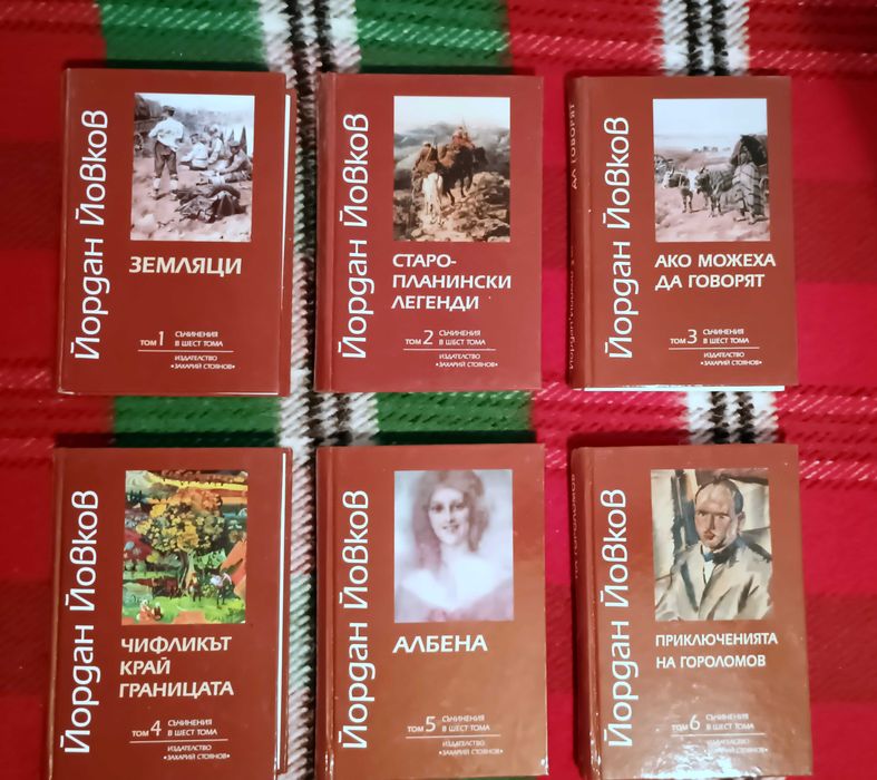 Продавам 3 комплекта книги и две самостоятелни