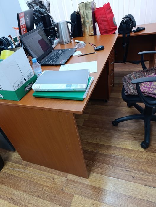 Стол письменный с тумбой продаем