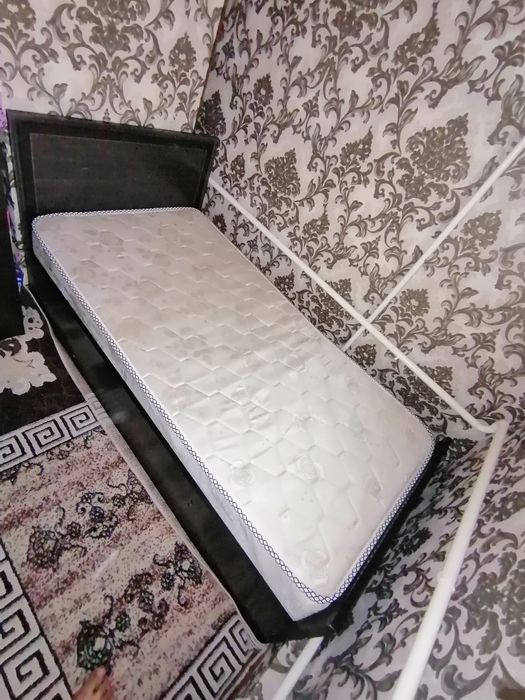 Кровать, холати почти янги.