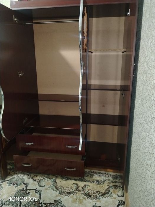 Shkaf uy uchun kiyim ilgich