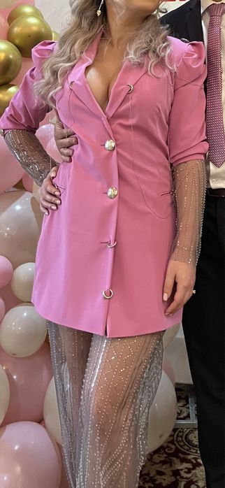 Costum accesorizat cu pantaloni transparenti