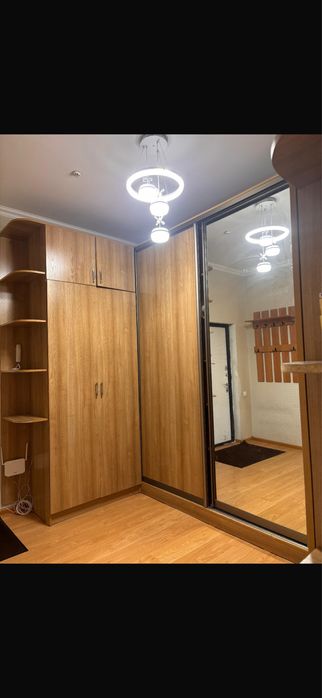 Продаю шкаф который стоит посередине