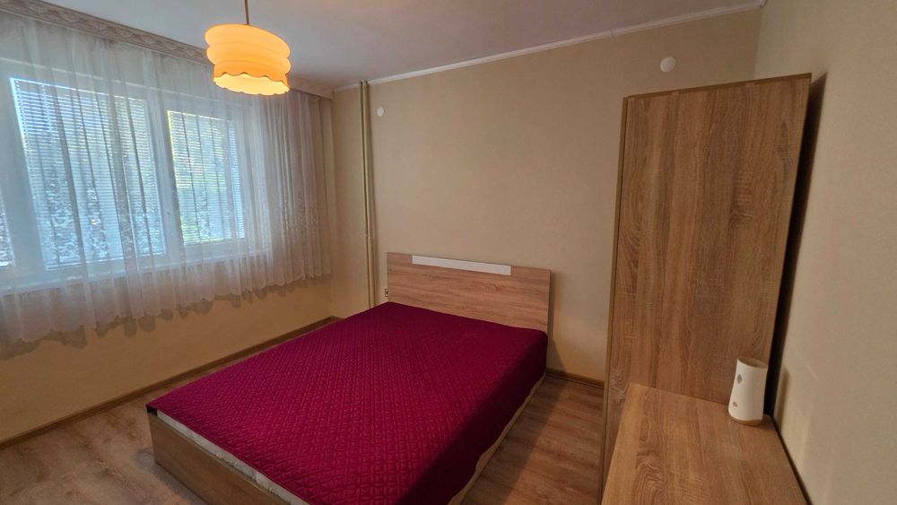 117-Дава се под наем обзаведен тристаен апартамент в центъра на града.