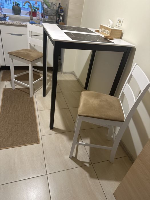 De vanzare 2 scaune de lemn masiv