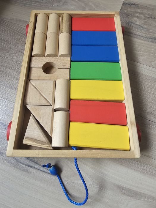 Remorca din lemn cu piese geometrice colorate