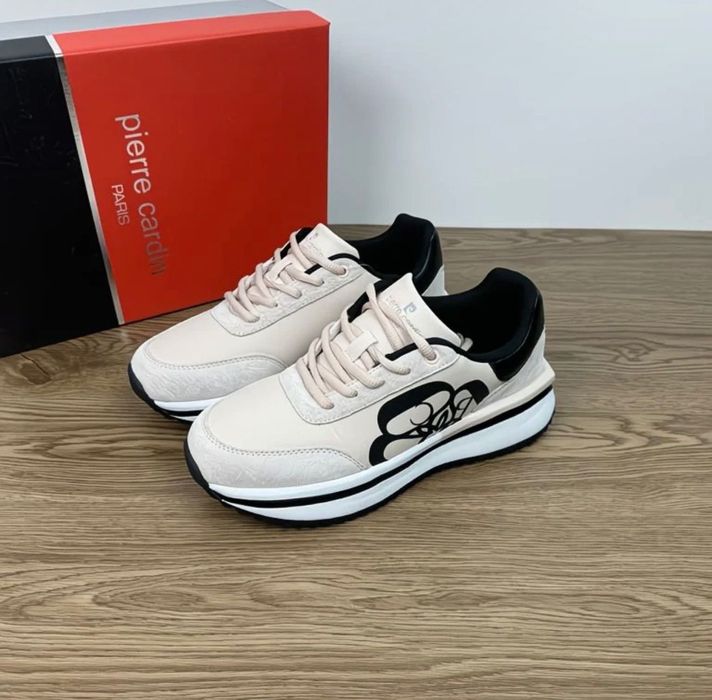 Женские кроссовки