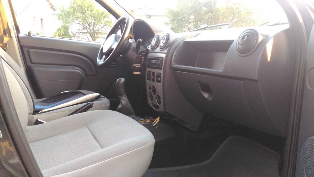 Vand logan van 1.4 benzina aer conditionat geamuri electrice