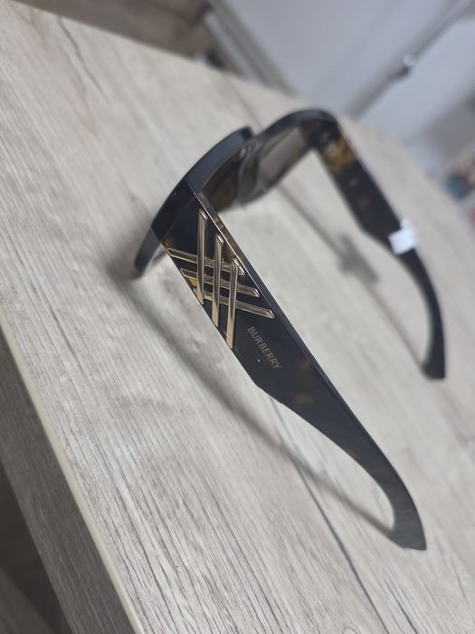 Ochelari de soare Burberry – 1.800 lei