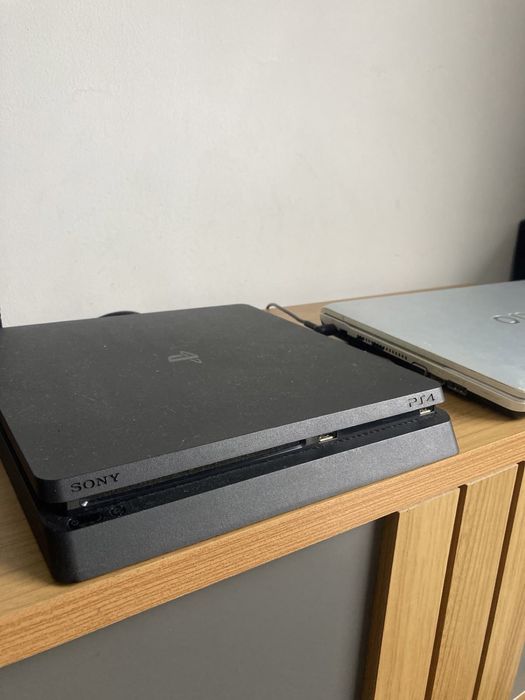 Продам Sony PlayStation 4 slim   1TB  1 жостик торг