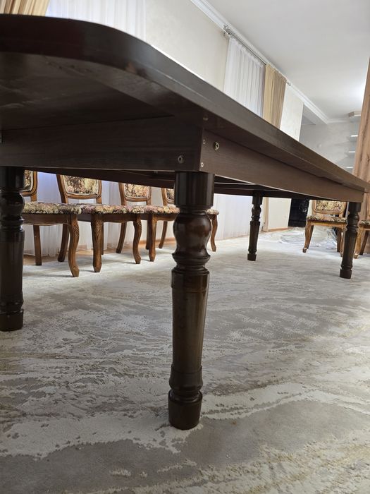 Стол с стульями в хорошем качестве.