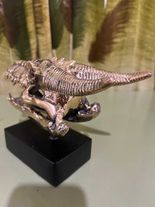 Декорация,скулптура глава на дракон от полиран бронз,в цвят злато