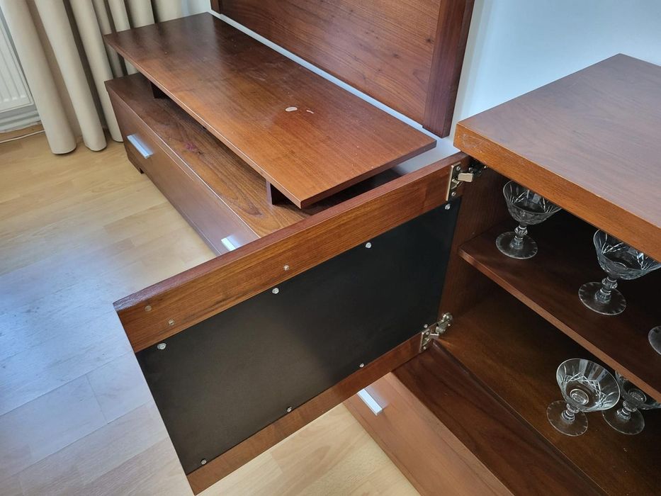 Mobila din lemn furniruit