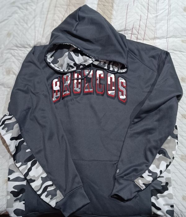 Продавам ватиран суитшърт Broncos