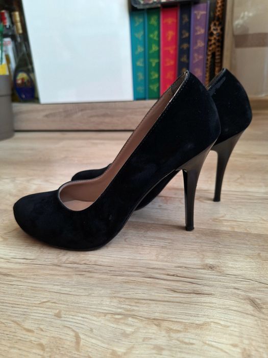 Черни велурени обувки с ток