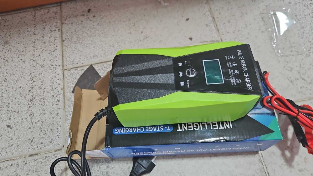 Импулсно зарядно 10А за автомобил с дисплей /преносима батерия за кола