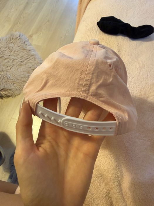 Шапка с козирка Guess