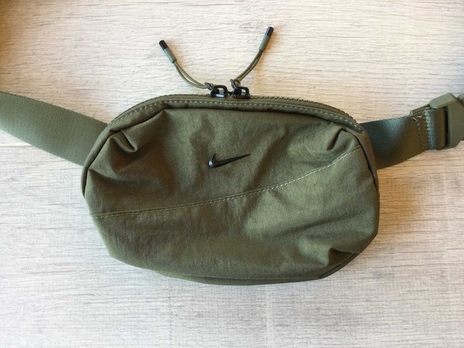 НОВА оригинална мъжка / унисекс маслено зелена чанта / crossbody bag / чантичка за кръста "банан" NIKE / Найк от САЩ