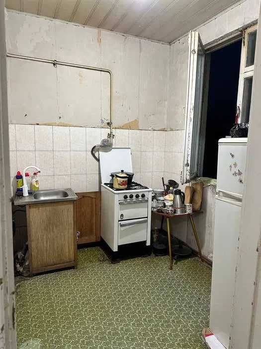 СРОЧНО !! Продается квартира в Яшнабаде 2/4/4 ( 46 кв/м ) Дубовой