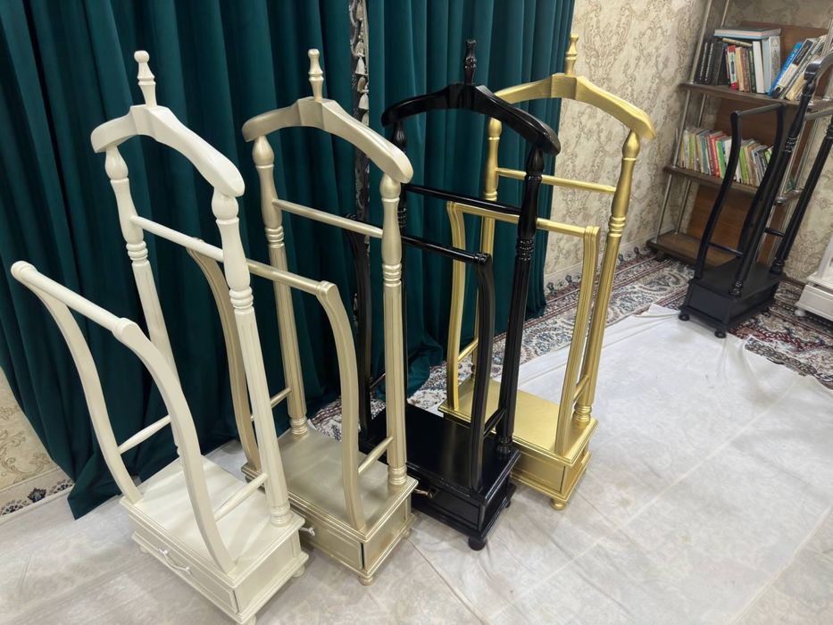 Veshalka dlya kostyum