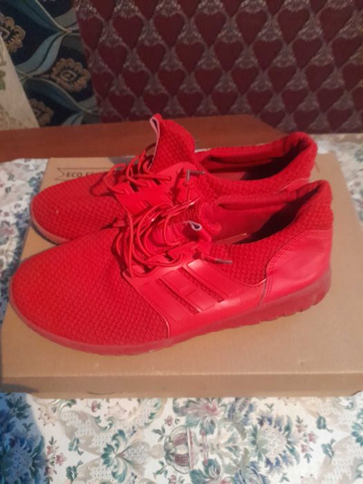 Продам кроссовки