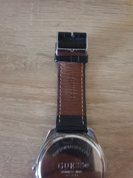 Ceas guess aproape nou cu pietricele