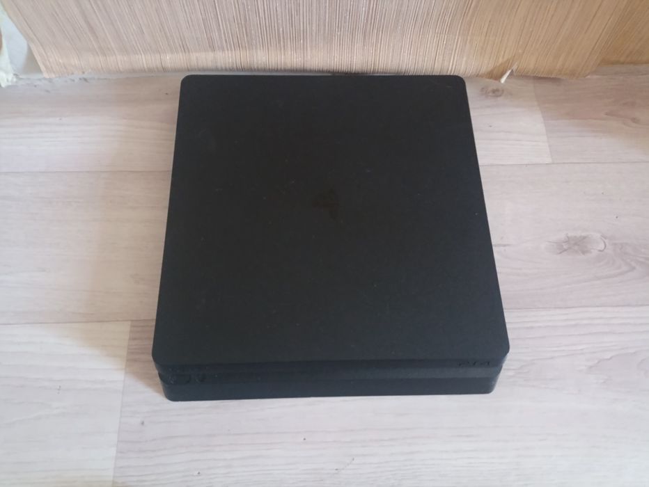 PS4 Slim 1TB — хорошое состояние, немного порвана коробка!