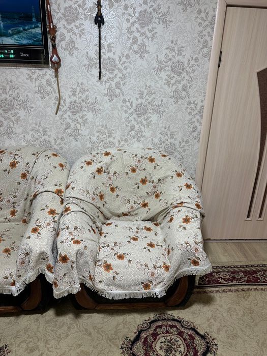 Диван с креслом для зала