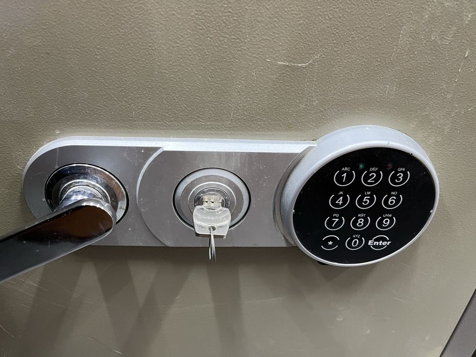 Сейф Valberg среднего размера